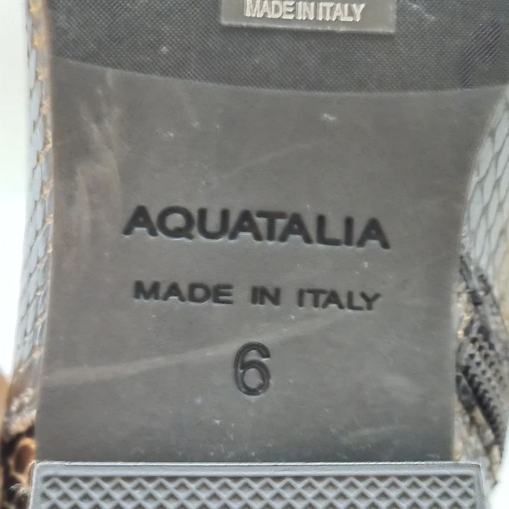 Aquaitalia womens waterproof boots, size 6M. - Picture 8 of 8